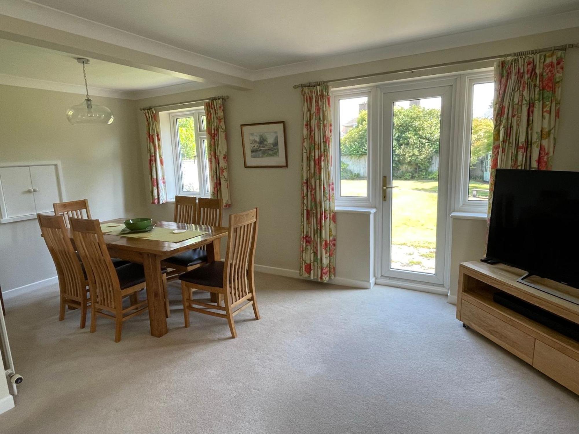 Charming Bournemouth House With Beautiful Spacious Gardens, 5 Min Drive To Beaches, Free Parking For 2-3 Cars Экстерьер фото